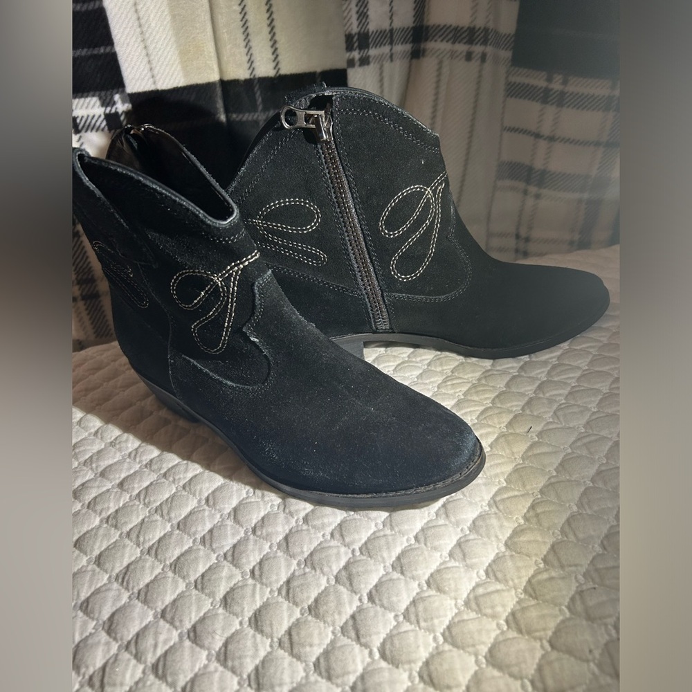 Vaneli Women’s black ankle boots suede western boots size 8, medium